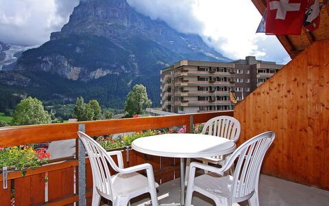 Grindelwald 100: Propriété, Meubles, Pièce, Immobilier, Table, Bâtiment, Montagne, Maison, Balcon, Chaîne De Montagnes