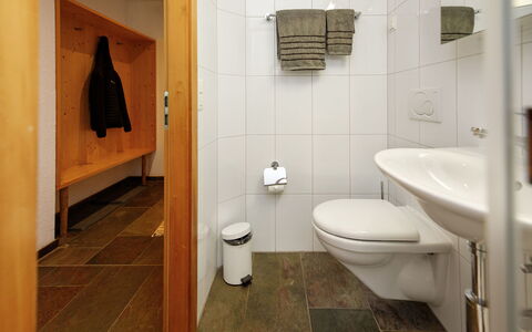 Grindelwald 106: Sol, Sol, Mur, Luminaire Plomberie, Salle De Bains, Design Intérieur, Bois, Lavabo, Évier, Robinet