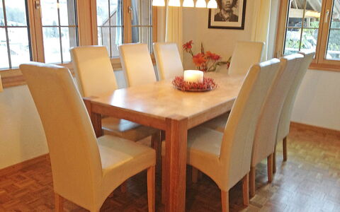 Chalet Perle: Table, Meubles, Fenêtre, Chaise, Bois, Bâtiment, Sol, Sol, Cadre, Plante