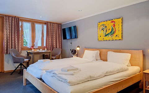 Grindelwald 150: Lit, Chambre, Mur, Drap De Lit, Design Intérieur, Literie, Bois, Textile, Cadre De Lit, Meubles