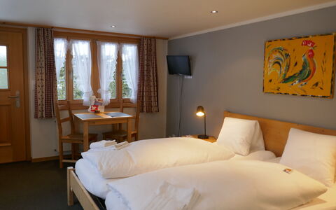 Grindelwald 150: Propriété, Meubles, Confort, Bleu Azur, Bois, Textile, Éclairage, Lit, Design Intérieur, Fenêtre