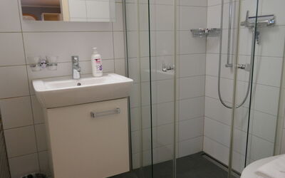 Chalet Schwendihus 150.6: Miroir, Propriété, Luminaire Plomberie, Évier, Robinet, Salle De Bains, Lavabo, Architecture, Sol
