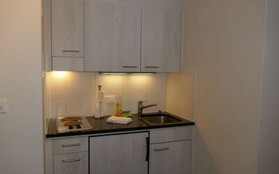 Chalet Schwendihus 150.11: Cabinetry, Bâtiment, Meubles, Tiroir, Éclairage, Cuisine, Bois, Sol, Chaise, Sol