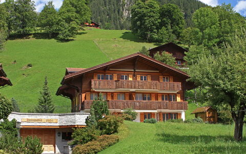 Chalet Hori: Nuage, Plante, Ciel, Propriété, Bâtiment, Fenêtre, Arbre, Vert, Paysage Naturel, Montagne