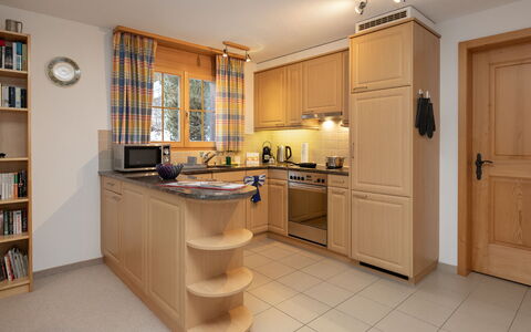 Chalet Hori: Meubles, Design Intérieur, Cuisine, Sol, Comptoir, Bois, Cabinetry, Appareil De Cuisine, Sol, Plafond
