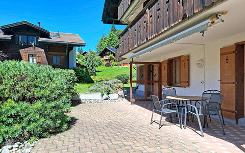 Chalet Hori: Maison, Toit, Chalet, Jardin, Pelouse, Biens, Cour, Aménagement Paysager, Balcon, Recours