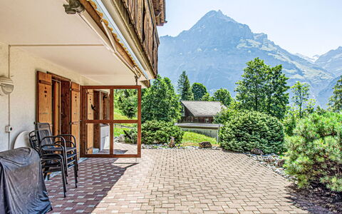Chalet Hori: Bâtiment, Ciel, Plante, Montagne, Fenêtre, Maison, Ombre, Arbre, Bois, Zone Résidentielle