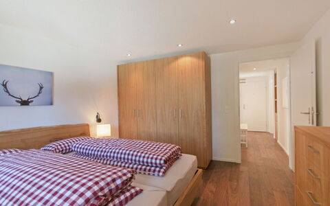 Chalet Bodmisunne: Chambre, Lit, Meubles, Pièce, Propriété, Cadre De Lit, Drap De Lit, Design Intérieur, Sol, Mur