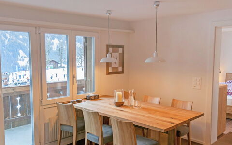Chalet Bodmisunne: Pièce, Meubles, Propriété, Salle À Manger, Plafond, Table, Design Intérieur, Sol, Bâtiment, Parquet