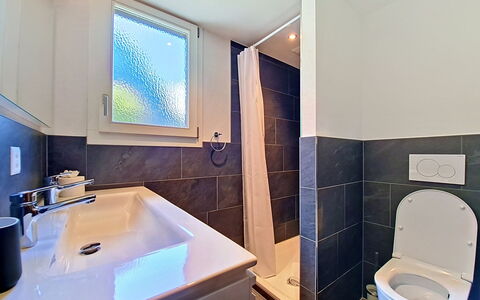 Egg-Isch: Salle De Bains, Luminaire Plomberie, Sol, Sol, Design Intérieur, Robinet, Évier, Plomberie, Toilette, Lavabo