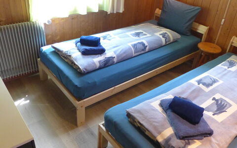 Egg-Isch: Bâtiment, Meubles, Propriété, Confort, Bleu Azur, Oreiller, Design Intérieur, Cadre De Lit, Bois, Maison