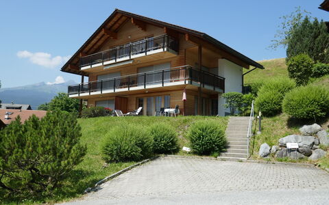 Steinbilla: Plante, Ciel, Bâtiment, Fenêtre, Maison, Lot Terre, Arbre, Zone Résidentielle, Design Urbain, Immobilier