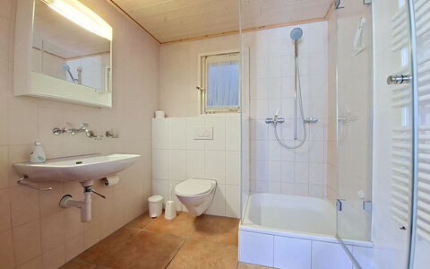 Chalet Holzwurm: Salle De Bains, Sol, Luminaire Plomberie, Design Intérieur, Sol, Bois, Lavabo, Plafond, Plomberie, Évier