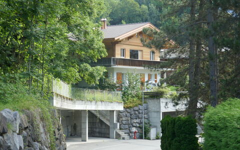 Chalet Holzwurm: Plante, Bâtiment, Fenêtre, Arbre, Maison, Lot Terre, Surface De La Route, Paysage, Chalet, Façade