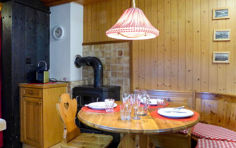 Stocki: Table, Meubles, Propriété, Bâtiment, Cabinetry, Chaise, Bois, Vaisselle, Design Intérieur, Éclairage