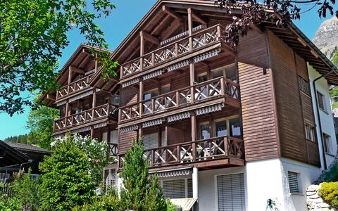 Wengen 110: Ciel, Plante, Bâtiment, Jour, Propriété, Fenêtre, Arbre, Végétation, Design Urbain, Quartier
