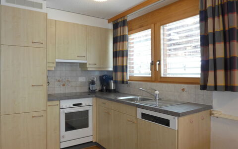 Wengen 110: Cabinetry, Evier, Comptoir, Bâtiment, Évier, Robinet, Propriété, Fenêtre, Cuisinière, Cuisine