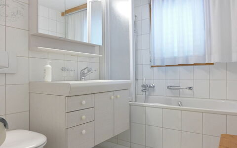 Wengen 110: Miroir, Robinet, Armoire De Toilette, Luminaire Plomberie, Cabinetry, Évier, Propriété, Lavabo, Blanc, Salle De Bains