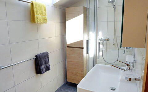 Oltschiblick: Salle De Bains, Pièce, Propriété, Tuile, Architecture, Mur, Design Intérieur, Luminaire Plomberie, Sol, Bâtiment