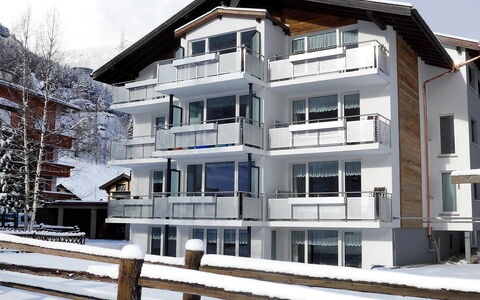 Saas-Grund 200: Bâtiment, Fenêtre, Ciel, Neige, Design Urbain, Arbre, Quartier, Bois, Maison, Zone Résidentielle
