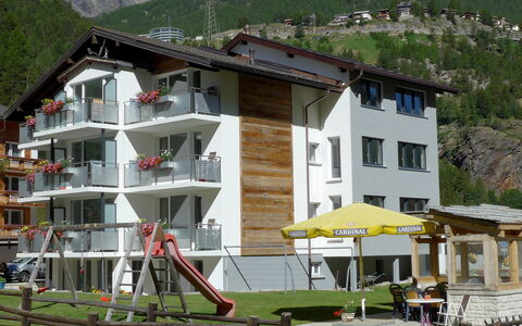 Saas-Grund 200: Bâtiment, Propriété, Fenêtre, Plante, Montagne, Maison, Design Urbain, Zone Résidentielle, Loisir, Immobilier