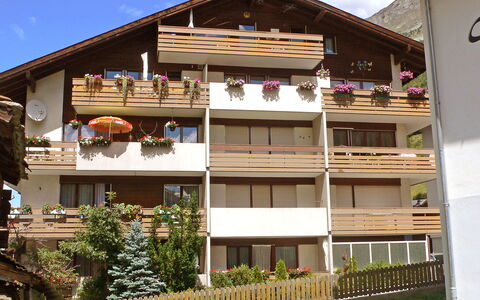 Täsch 130: Plante, Bâtiment, Ciel, Propriété, Fenêtre, Nuage, Architecture, Quartier, Maison, Zone Résidentielle