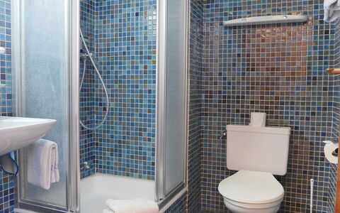Täsch 130: Salle De Bains, Tuile, Propriété, Pièce, Luminaire Plomberie, Immobilier, Toilette, Architecture, Céramique, Design Intérieur