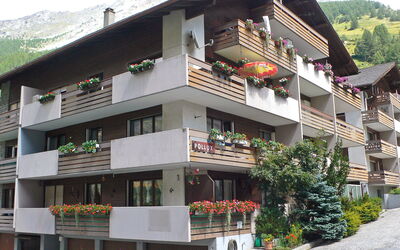 Täsch 130: Plante, Ciel, Bâtiment, Propriété, Fenêtre, Nuage, Architecture, Design Urbain, Maison, Arbre