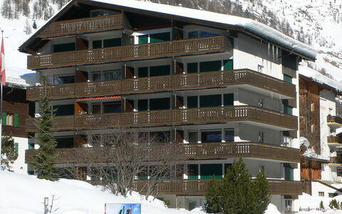 Zermatt 100: Neige, Bâtiment, Fenêtre, Plante, Arbre, Montagne, Condominium, Maison, Design Urbain, Pente