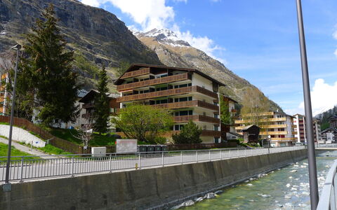 Zermatt 100: Nuage, Ciel, L'Eau, Plante, Bâtiment, Montagne, Arbre, Éclairage Public, Cours D'Eau, Banque