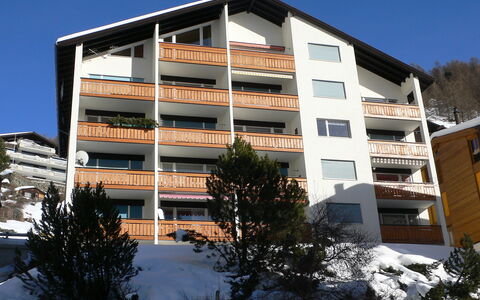 Zermatt 101: Bâtiment, Jour, Ciel, Fenêtre, Plante, Arbre, Design Urbain, Condominium, Quartier