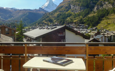 Zermatt 101: Ciel, Montagne, Propriété, Bâtiment, Bois, Arbre, Maison, Montagnes Relief, Paysage, Chaîne De Montagnes