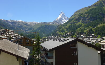 Zermatt 101: Nuage, L'Eau, Ciel, Propriété, Plante, Piscine, Bâtiment, Fenêtre, Bleu Azur, Bleu