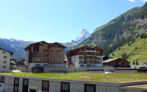 Les Violettes: Montagnes Relief, Montagne, Chaîne De Montagnes, Ciel, Alpes, Village De Montagne, Ville, Paysage Naturel, Propriété, Maison