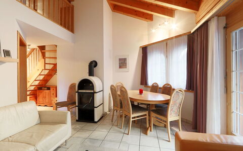 Les Violettes: Meubles, Table, Propriété, Confort, Bâtiment, Canapé, Chaise, Bois, Orange, Design Intérieur