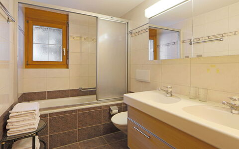 Les Violettes: Miroir, Robinet, Luminaire Plomberie, Évier, Lavabo, Fenêtre, Armoire De Toilette, Salle De Bains, Design Intérieur