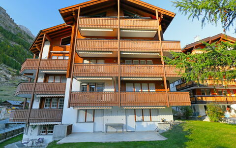 Les Violettes: Ciel, Bâtiment, Plante, Fenêtre, Bois, Arbre, Design Urbain, Quartier, Condominium, Zone Résidentielle