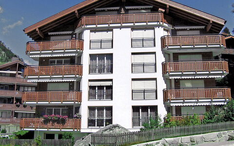 Orta: Bâtiment, Propriété, Ciel, Fenêtre, Plante, Architecture, Design Urbain, Zone Résidentielle, Façade, Maison