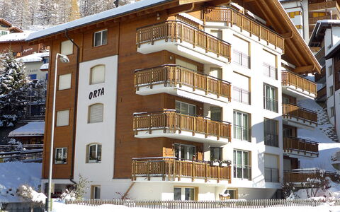 Orta: Neige, Propriété, Bâtiment, Fenêtre, Ciel, Condominium, Design Urbain, Arbre, Bois, Façade