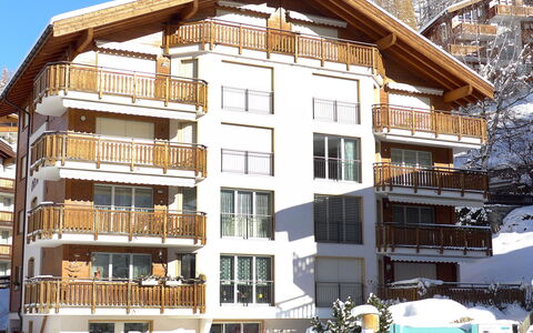 Orta: Propriété, Bâtiment, Appartement, Maison, Domicile, Immobilier, Condominium, Architecture, Zone Résidentielle, Usage Mixte