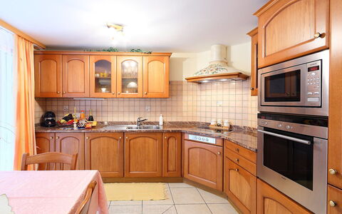 Orta: Propriété, Cabinetry, Pièce, Meubles, Comptoir, Cuisine, Bâtiment, Design Intérieur, Immobilier, Maison