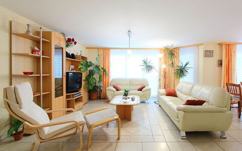 Orta: Salon, Pièce, Meubles, Design Intérieur, Propriété, Sol, Bâtiment, Maison, Table, Domicile