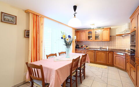 Orta: Propriété, Pièce, Bâtiment, Meubles, Immobilier, Maison, Design Intérieur, Sol, Salle À Manger, Table