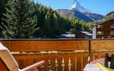 Zermatt 125: Ciel, Montagne, Propriété, Bâtiment, Bois, Arbre, Mélèze, Biome, Loisir, Mobilier De Jardin