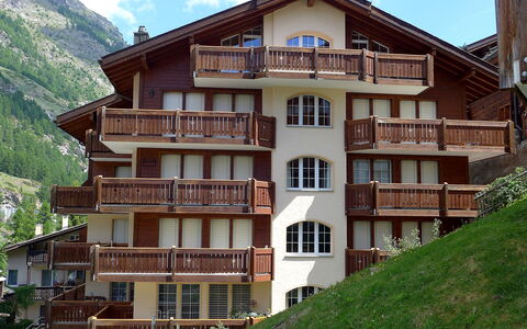 Aquila: Propriété, Bâtiment, Maison, Architecture, Appartement, Immobilier, Condominium, Station De Montagne, Domicile, Biens