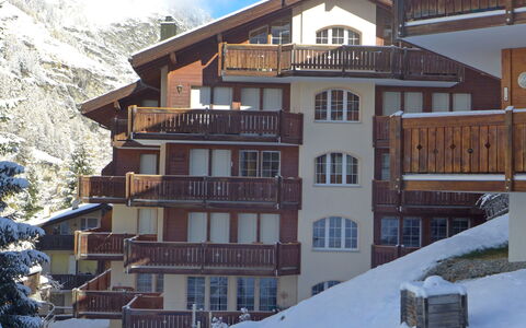 Aquila: Propriété, Neige, Bâtiment, Maison, L'Hiver, Domicile, Immobilier, Architecture, Appartement, Condominium