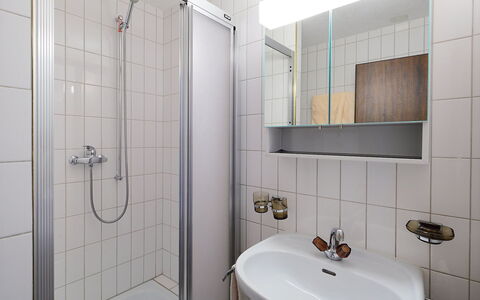 Zermatt 210: Salle De Bains, Propriété, Pièce, Tuile, Robinet, Immobilier, Design Intérieur, Architecture, Accessoire Salle De Bain, Luminaire Plomberie