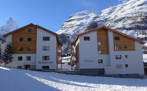 Zermatt 331: Neige, Ciel, Bâtiment, Propriété, Fenêtre, Montagne, Nuage, Pente, Porte, Maison