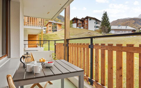 Zermatt 331: Table, Meubles, Ciel, Propriété, Bâtiment, Fenêtre, Bois, Nuage, Arbre, Chaise