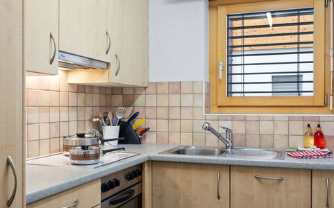 Zermatt 331: Comptoir, Cabinetry, Robinet, Evier, Bâtiment, Évier, Propriété, Fenêtre, Cuisine, Cuisinière